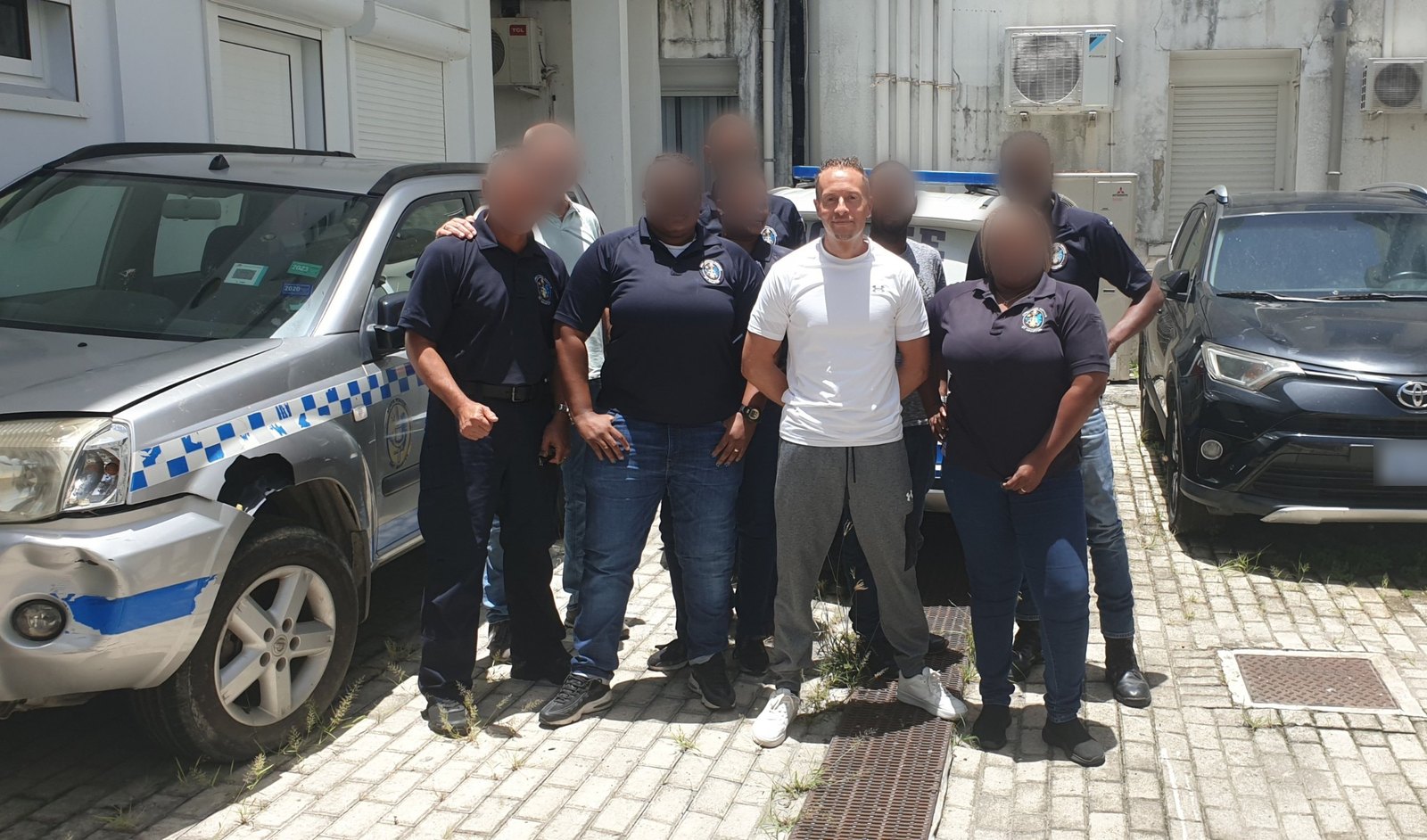 Groepsfoto van de trainer met gevangenisbewaarders op Sint Maarten